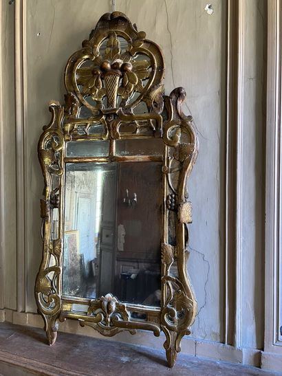 Gilded wood window 18th century

With foliage...