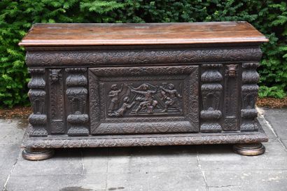 Molded and carved oak chest, Burgundy 16th...