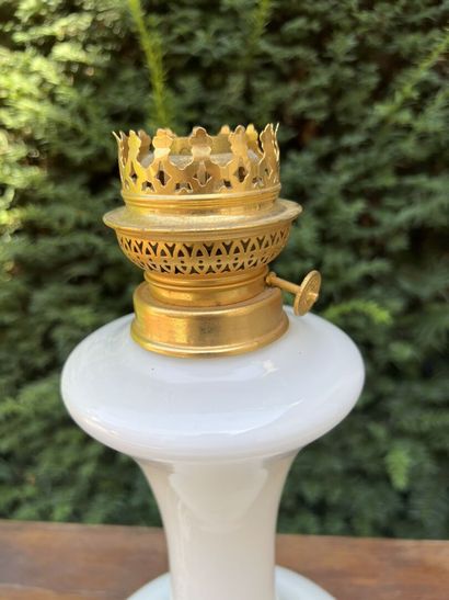 Opaline lamp XXth century 

H. 70 cm

We...