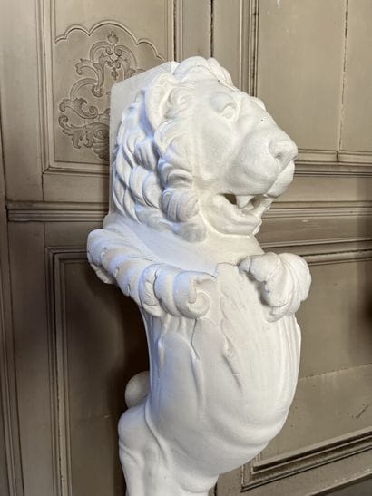 Lion in plaster forming a console 

H. 112...