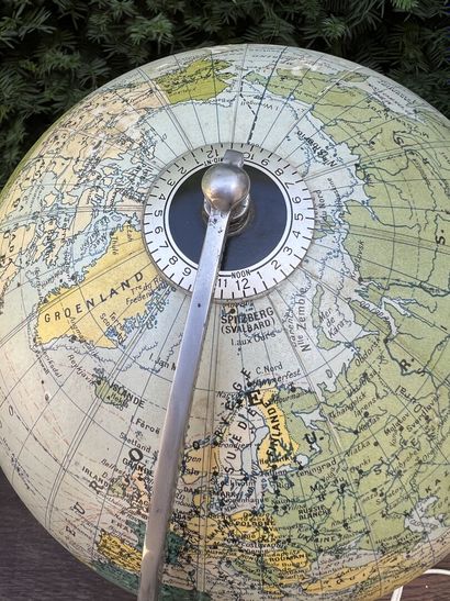 Set of 2 world maps. 20th c.