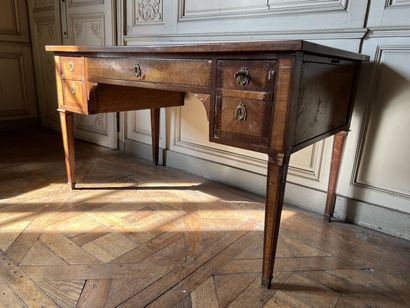 Flat desk in the Louis XVI style 

It rests...