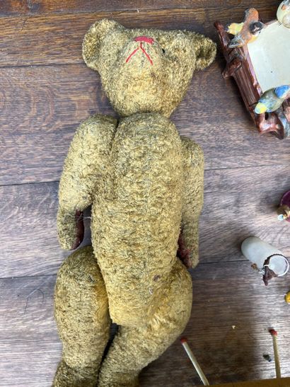 Large lot of dolls, comic book figures, wind-up...