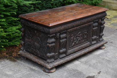 Molded and carved oak chest, Burgundy 16th...
