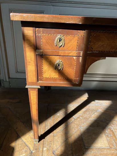 Flat desk in the Louis XVI style 

It rests...