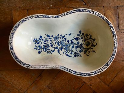 Rouen, 18th century

Earthenware basin with...