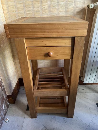 Natural wood butcher block, 20th century

H....