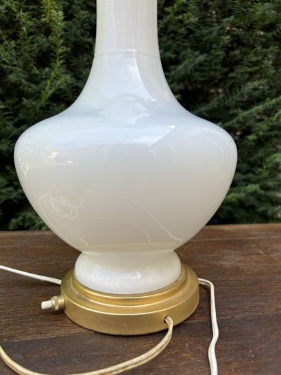 Opaline lamp XXth century 

H. 70 cm

We...