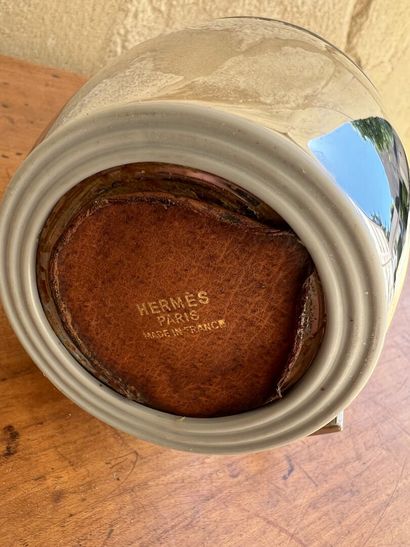 Hermès Paris

Chromed metal thermos forming...