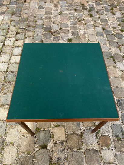 Bridge table 

H. 70, L. 79 x 79 cm
