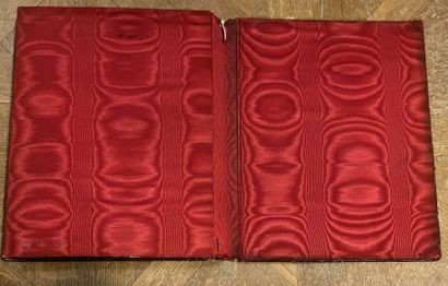 Book cover in leather and English silver

Decorated...