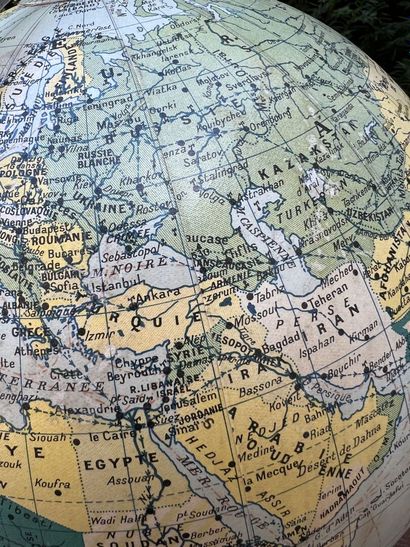 Set of 2 world maps. 20th c.