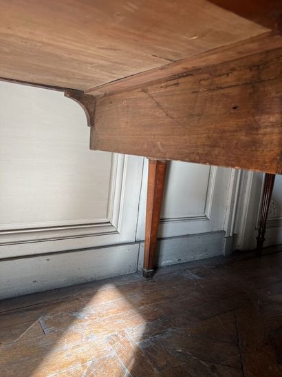 Flat desk in the Louis XVI style 

It rests...