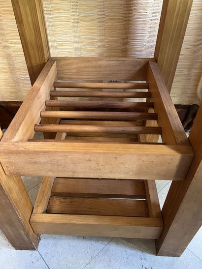 Natural wood butcher block, 20th century

H....
