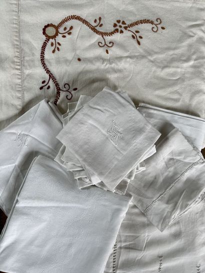 Lot of linen including tablecloths, napk...