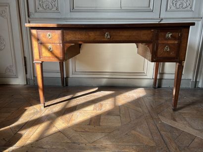 Flat desk in the Louis XVI style 

It rests...