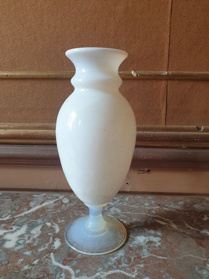 Set of three opaline vases

H.20, 19,5, 25,5...