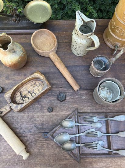 MANNETTE of popular art: monk, cutting boards,...