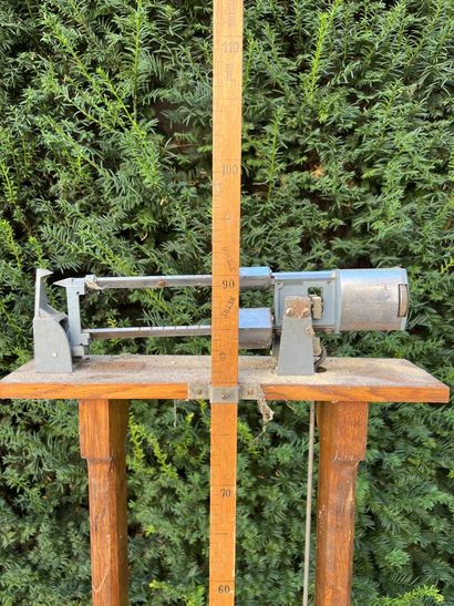 Weighing person and toise. 

H. 29 cm