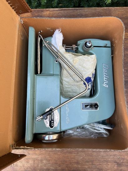 Darling sewing machine 

L. 30, H. 24 cm



In...