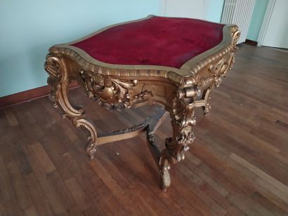 Important middle table in molded wood, carved...