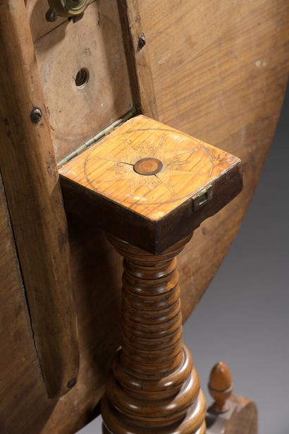 Pedestal table in light wood veneer and mother...