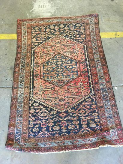 Carpet on blue background

124 x 195 cm