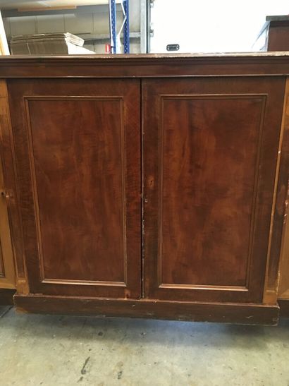 Mahogany and mahogany veneer sideboard

It...