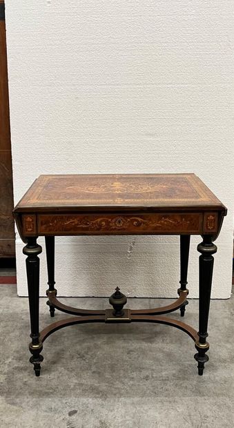 Petite table de milieu en marqueterie, fin...