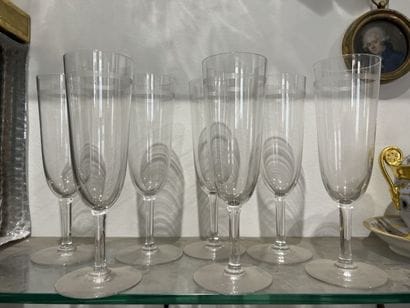 Suite of 6 crystal flutes

With net decoration

H.17,5...