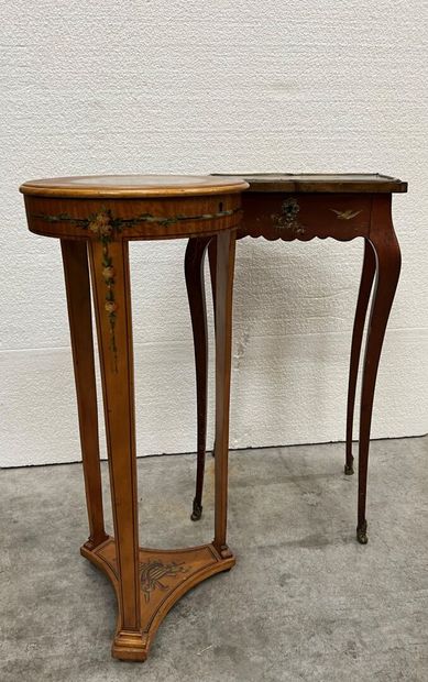 Petite table travailleuse ouvrant à un abattant...