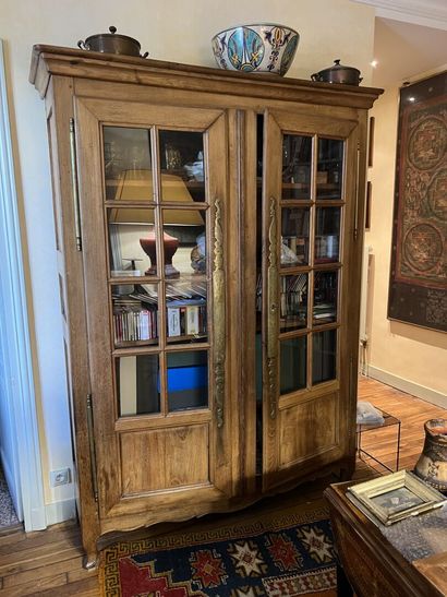 Armoire normande transformée en vitrine....