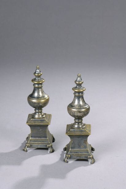 Pair of silver plated andirons

H.31 cm