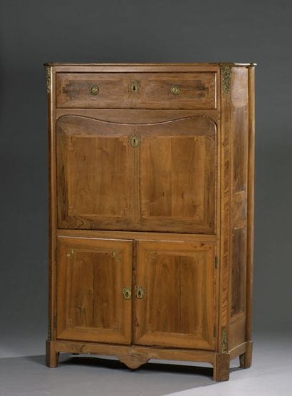 Veneer secretaire with flap, 19th century

It...