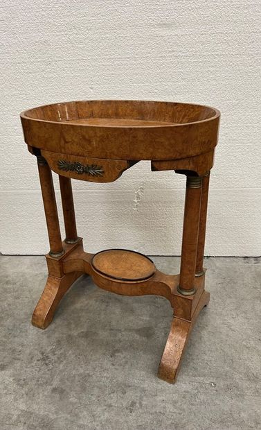 Table cabaret en placage de loupe, de style...