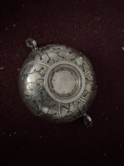 Silver cup decorated with armorial appliques

D.16,5...