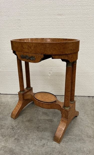 Table cabaret en placage de loupe, de style...
