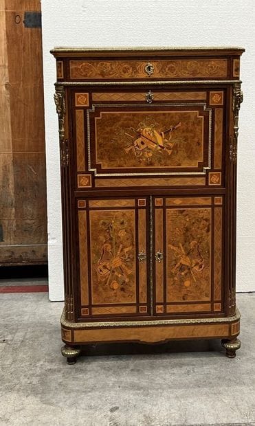 Petit secrétaire à abattant en marqueterie,...