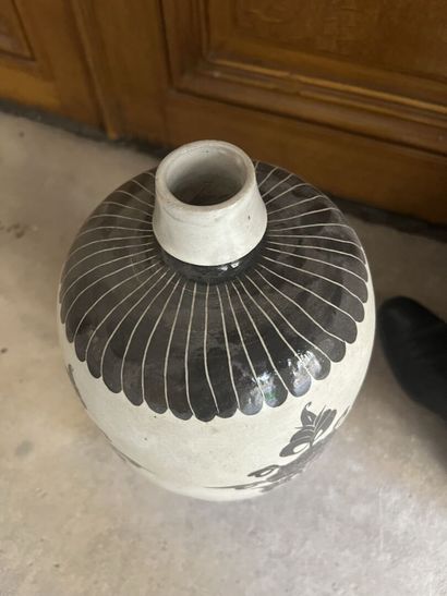 Ovoid vase, South China style

in porcelain

H.42...