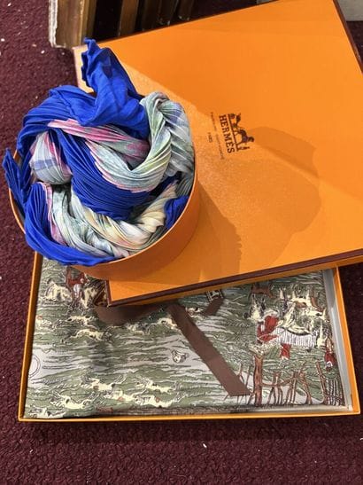 HERMES

Two scarves in their box