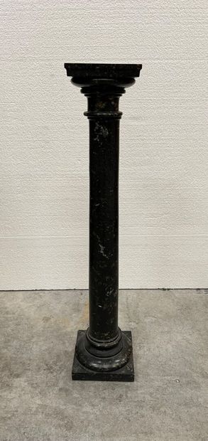 Sellette en marbre noir formant colonne.

H.110,5...
