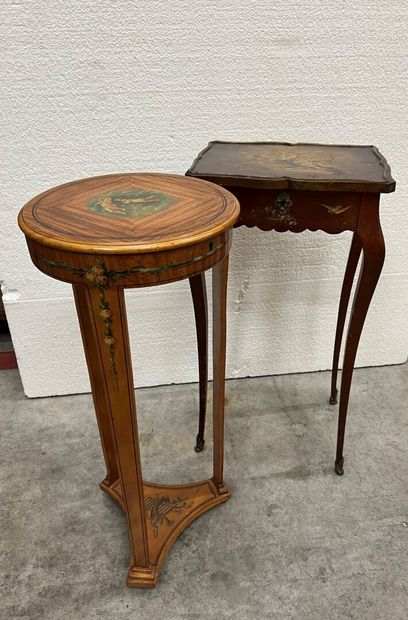 Petite table travailleuse ouvrant à un abattant...