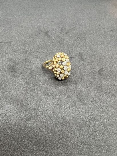 An 18K yellow gold 750‰ ring with a bezel...
