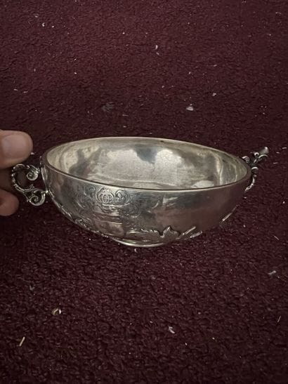 Silver cup decorated with armorial appliques

D.16,5...
