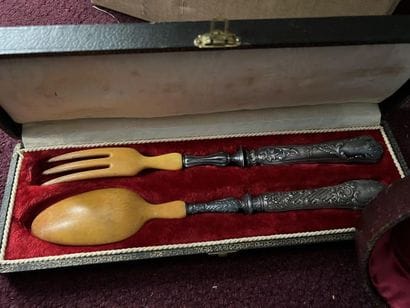 Set including a cutlery to serve fish and...