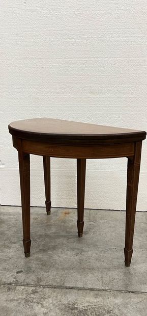 Table de jeu demi-lune en placage d'acajou...