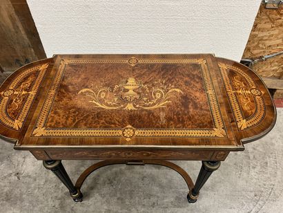 Petite table de milieu en marqueterie, fin...