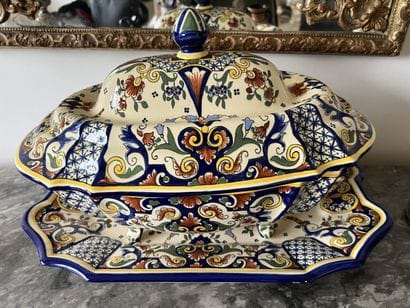 Covered tureen in Rouen style earthenwar...