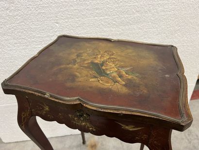 Petite table travailleuse ouvrant à un abattant...