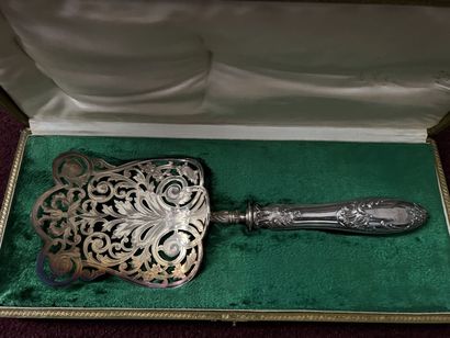 Set including a cutlery to serve fish and...
